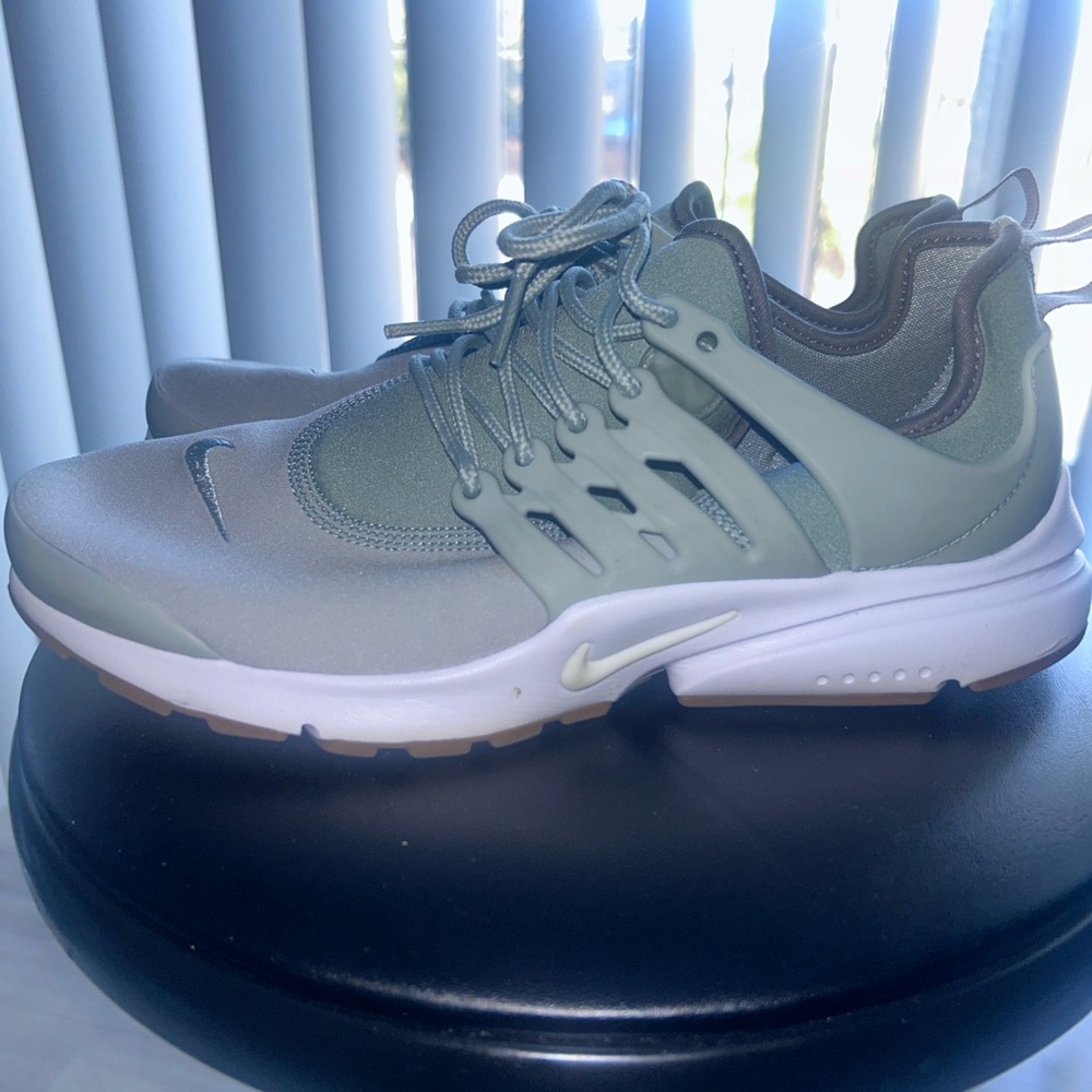 Women’s sz.9 pumice /white/rubber soles Nike Air Prestos